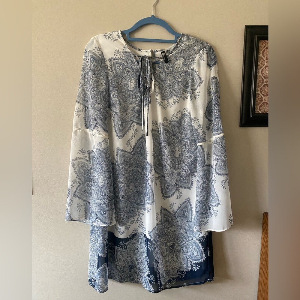 Kut from the Kloth White with Navy Paisley Print Midi dress